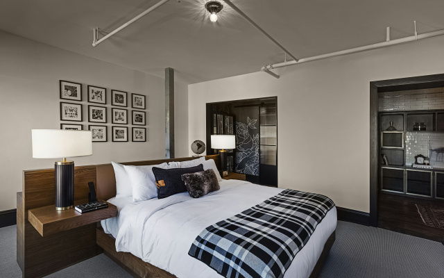 photo 2 of Crossroads Hotel