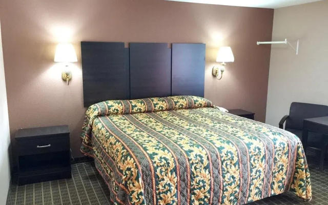 photo 4 of Crown Inn - Fayetteville