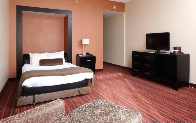 photo 4 of Crowne Plaza Grand Rapids Airport