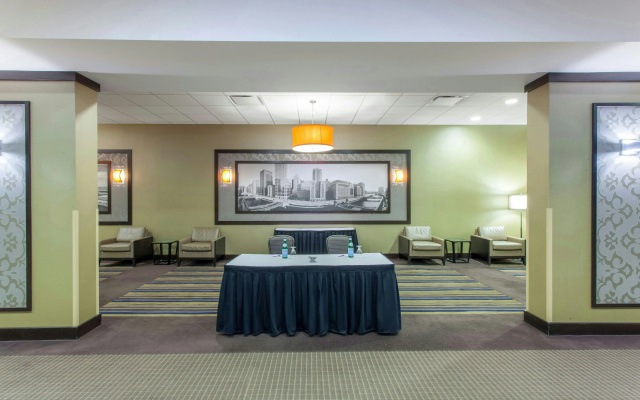 photo 3 of Crowne Plaza Chicago Ohare Hotel & Conf Ctr by IHG