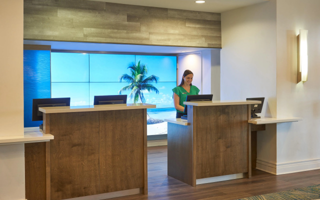 photo 2 of Crowne Plaza Melbourne - Oceanfront, an IHG Hotel
