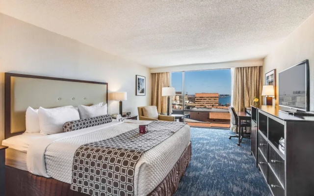 photo 5 of Crowne Plaza Old Town Alexandria