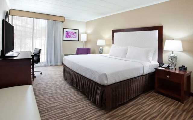 photo 4 of Crowne Plaza Pittsburgh West-Green Tree