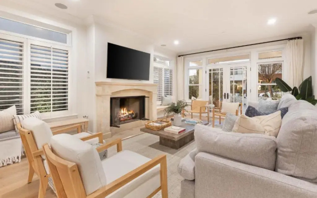 photo 2 of Crystal Cove by Avantstay Gorgeous & Charming Newport Home!