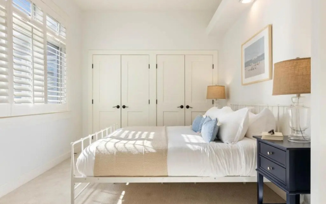 photo 5 of Crystal Cove by Avantstay Gorgeous & Charming Newport Home!