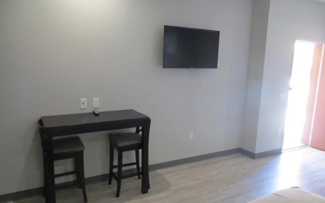 photo 2 of Crystal Inn