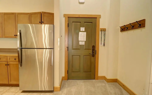 photo 2 of Spacious Top Floor Condo With Awesome Views and Vaulted ceilings - CS425 by Redawning