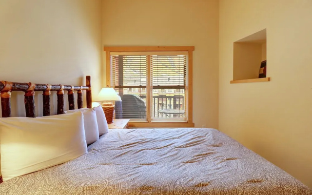 photo 3 of Spacious Top Floor Condo With Awesome Views and Vaulted ceilings - CS425 by Redawning