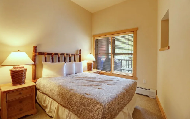 photo 4 of Spacious Top Floor Condo With Awesome Views and Vaulted ceilings - CS425 by Redawning