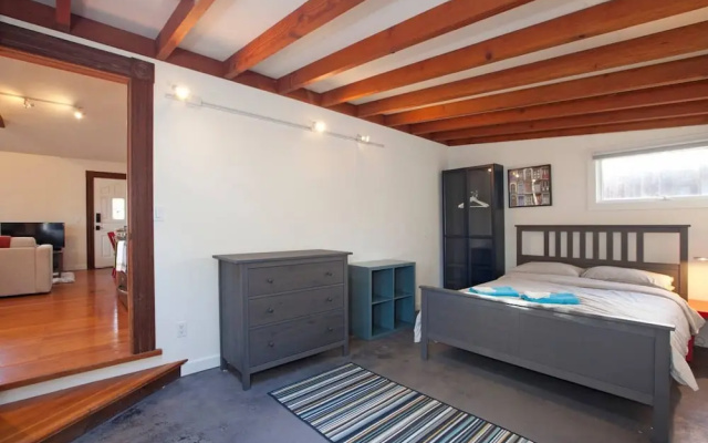 photo 2 of Curtis Cottage · Berkeley Cottage, comfy, stylish, good wifi