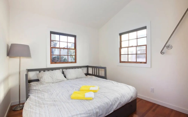 photo 4 of Curtis Cottage · Berkeley Cottage, comfy, stylish, good wifi