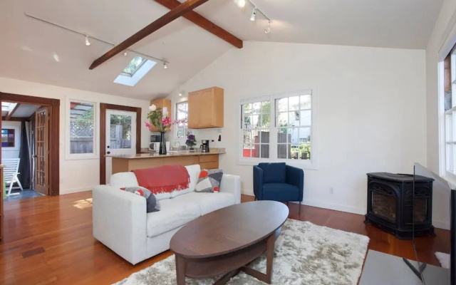 photo 5 of Curtis Cottage · Berkeley Cottage, comfy, stylish, good wifi