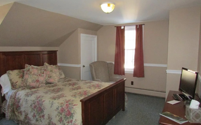 photo 3 of Curtis House Inn