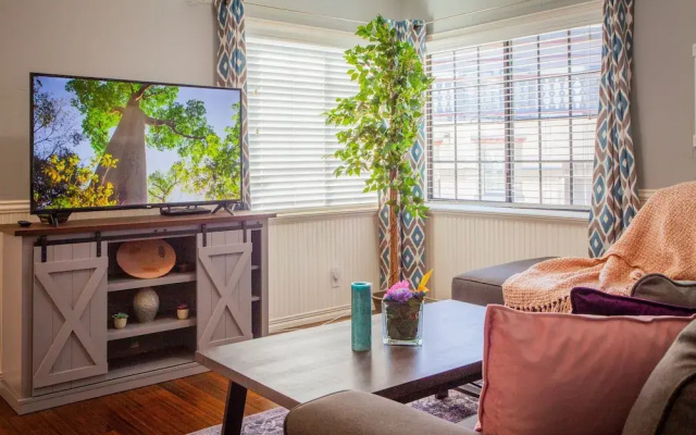 photo 2 of Cute And Relaxing 2br House In Cherry Street District 2 Bedroom Home by Redawning