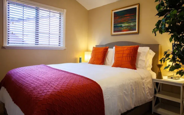 photo 4 of Cute And Relaxing 2br House In Cherry Street District 2 Bedroom Home by Redawning