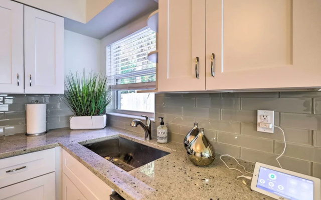 photo 5 of Cute & Cozy Florida Duplex: Walk to Beaches!