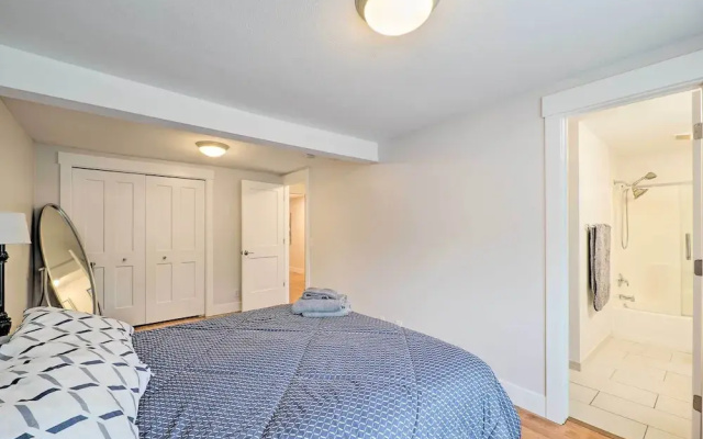 photo 5 of Cute Grand Haven Apartment: Walk Downtown Streets!