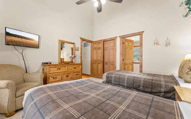 photo 2 of Dakota Lodge 2 Bedroom Home by RedAwning