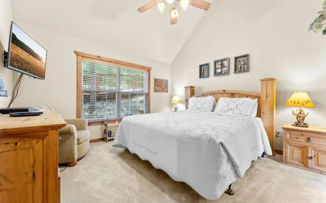 photo 4 of Dakota Lodge 2 Bedroom Home by RedAwning