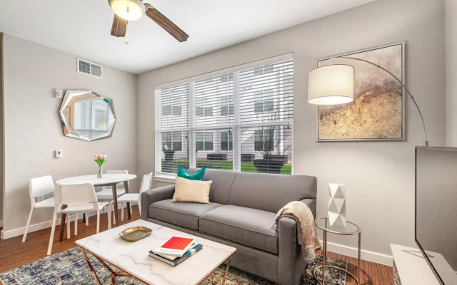 photo 2 of Dallas Beautiful 1BD 1BA Downtown Apartment