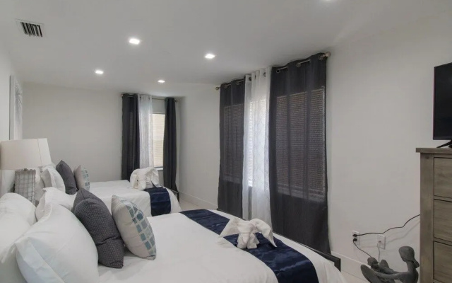 photo 4 of Dania Beach Beauty 3BR with Hot Tub