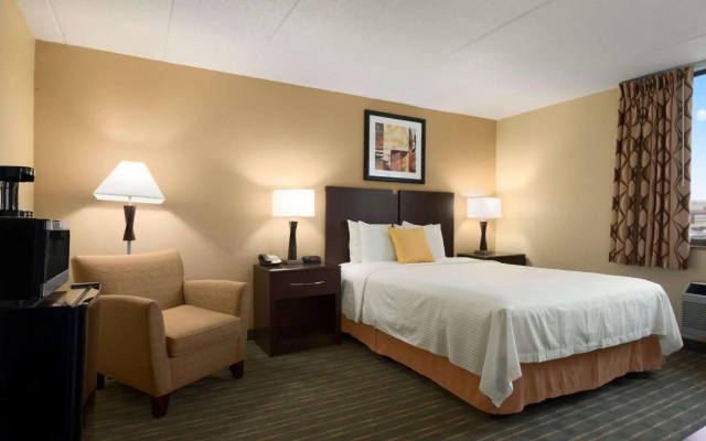 photo 3 of Days Hotel by Wyndham University Ave SE