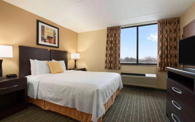 photo 5 of Days Hotel by Wyndham University Ave SE