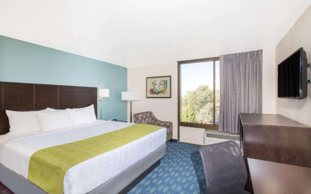 photo 5 of Days Hotel by Wyndham Oakland Airport-Coliseum