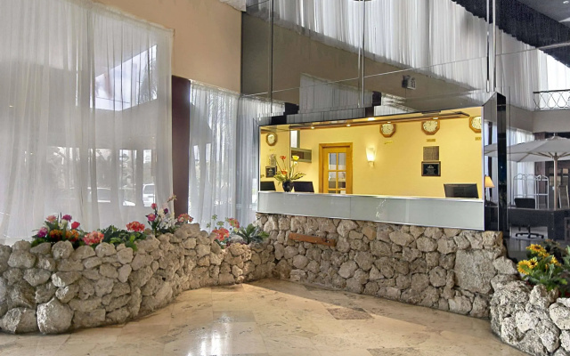 photo 2 of thunderbird beach hotel