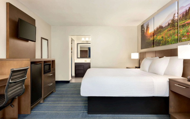 photo 2 of Days Inn & Suites by Wyndham Anaheim At Disneyland Park