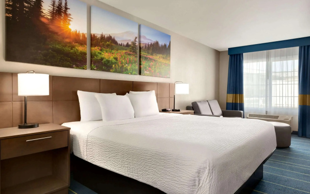 photo 3 of Days Inn & Suites by Wyndham Anaheim At Disneyland Park