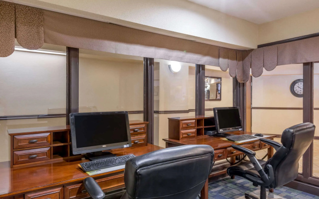photo 2 of Days Inn & Suites by Wyndham Bridgeport - Clarksburg