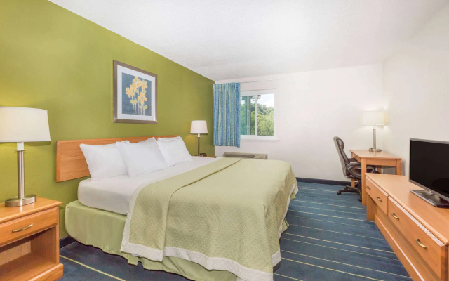 photo 3 of Days Inn & Suites by Wyndham Bridgeport - Clarksburg