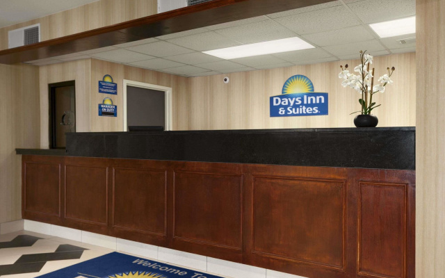 photo 2 of Quality Inn & Suites Cincinnati Uptown Norwood