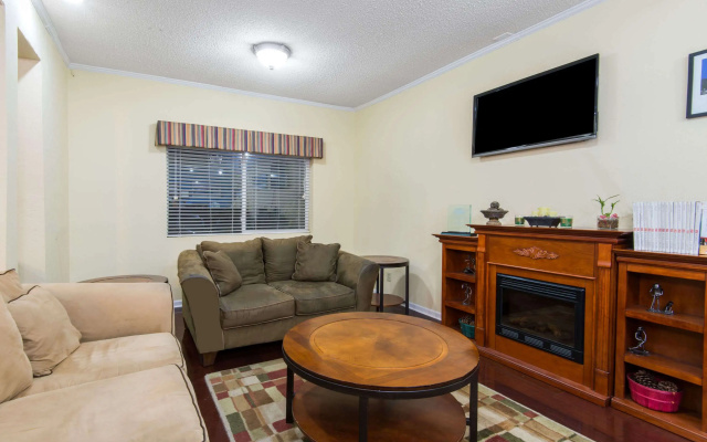 photo 2 of Days Inn by Wyndham Kansas City International Airport