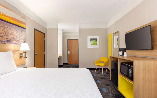 photo 4 of Days Inn by Wyndham Kansas City International Airport