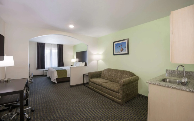 photo 3 of Quality Inn & Suites Clayton, NM