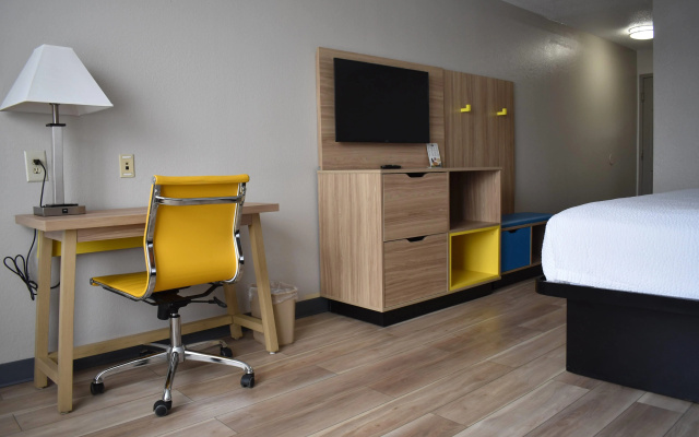 photo 4 of Days Inn & Suites by Wyndham Tucker/Northlake