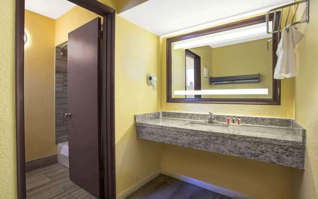 photo 5 of Days Inn by Wyndham Airport - Phoenix