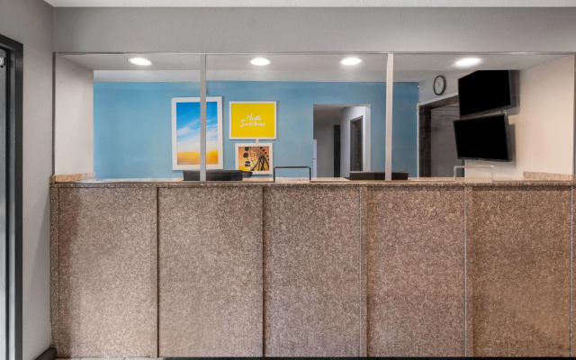 photo 4 of Days Inn by Wyndham College Park Airport Best Road