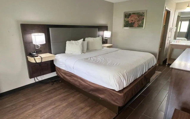 photo 4 of Days Inn & Suites by Wyndham Monroe