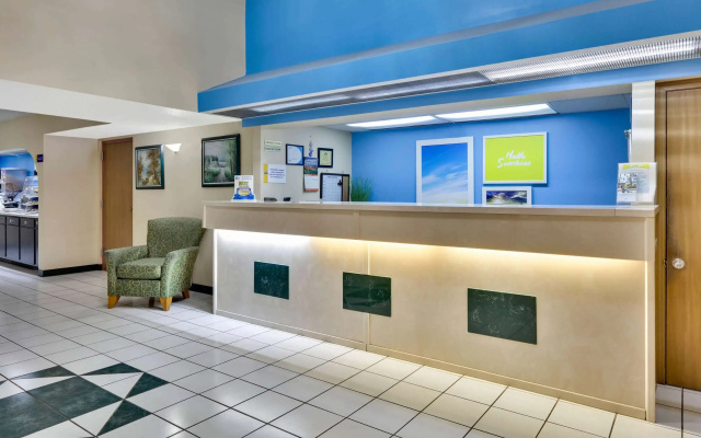 photo 2 of Days Inn & Suites by Wyndham Bentonville