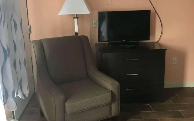 photo 2 of Days Inn and Suites Davenport