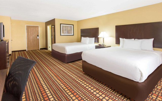 photo 2 of Days Inn & Suites by Wyndham Davenport East