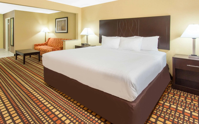 photo 4 of Days Inn & Suites by Wyndham Davenport East
