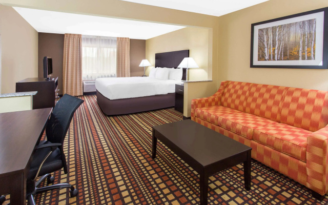 photo 5 of Days Inn & Suites by Wyndham Davenport East