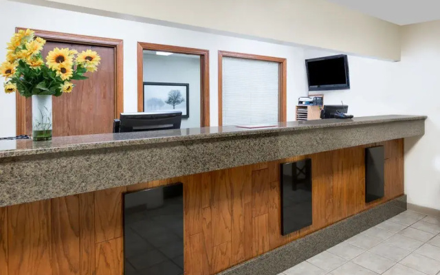 photo 2 of Days Inn And Suites Des Moines Airport
