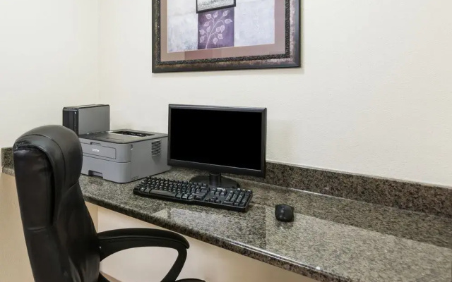 photo 3 of Days Inn And Suites Des Moines Airport