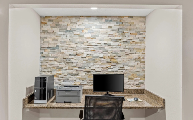 photo 2 of Days Inn & Suites by Wyndham Des Moines Airport