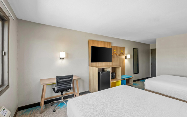 photo 3 of Days Inn & Suites by Wyndham Des Moines Airport